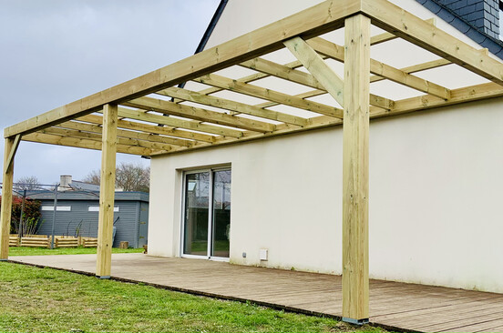 illustration de Pose d'une pergola en bois sur mesure à Vannes